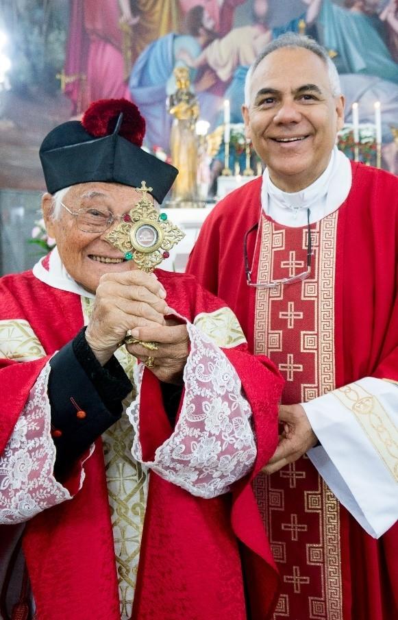 Padre Paine Bencao com a reliquia