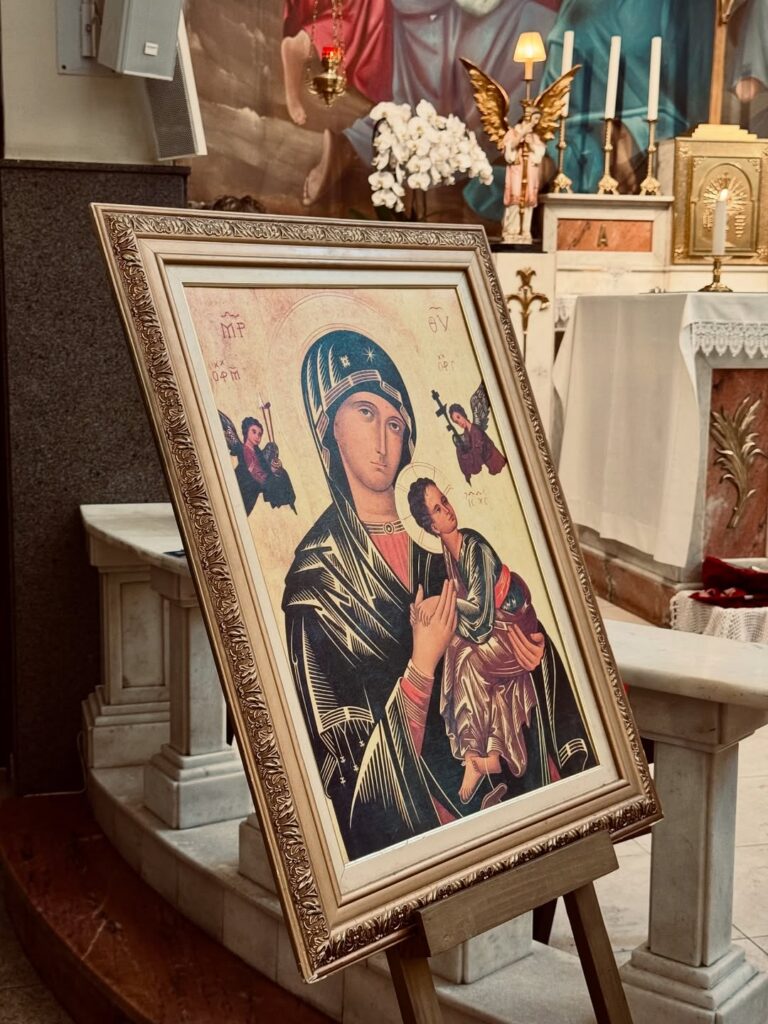 Sabado e dia de Nossa Senhora 💙E como toda semana nos reunimos em oracao na Missa de Nossa Se