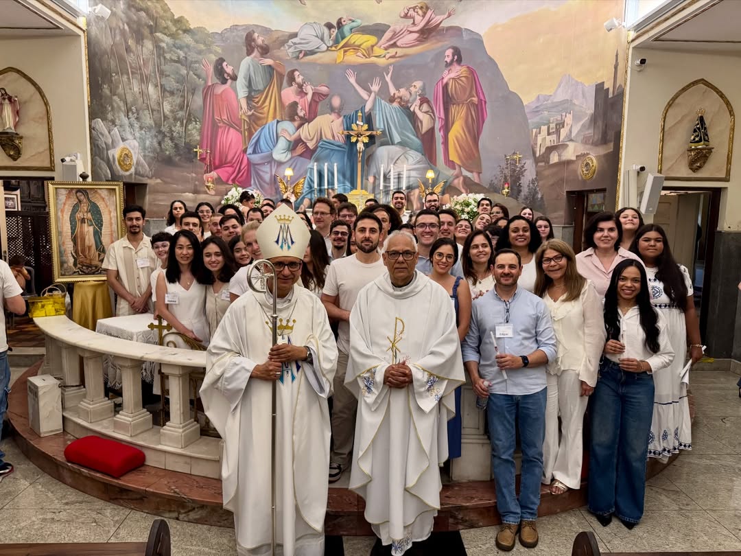 Hoje nossa paroquia viveu um dia de profunda graca 79 pessoas receberam os sacramentos da Inici
